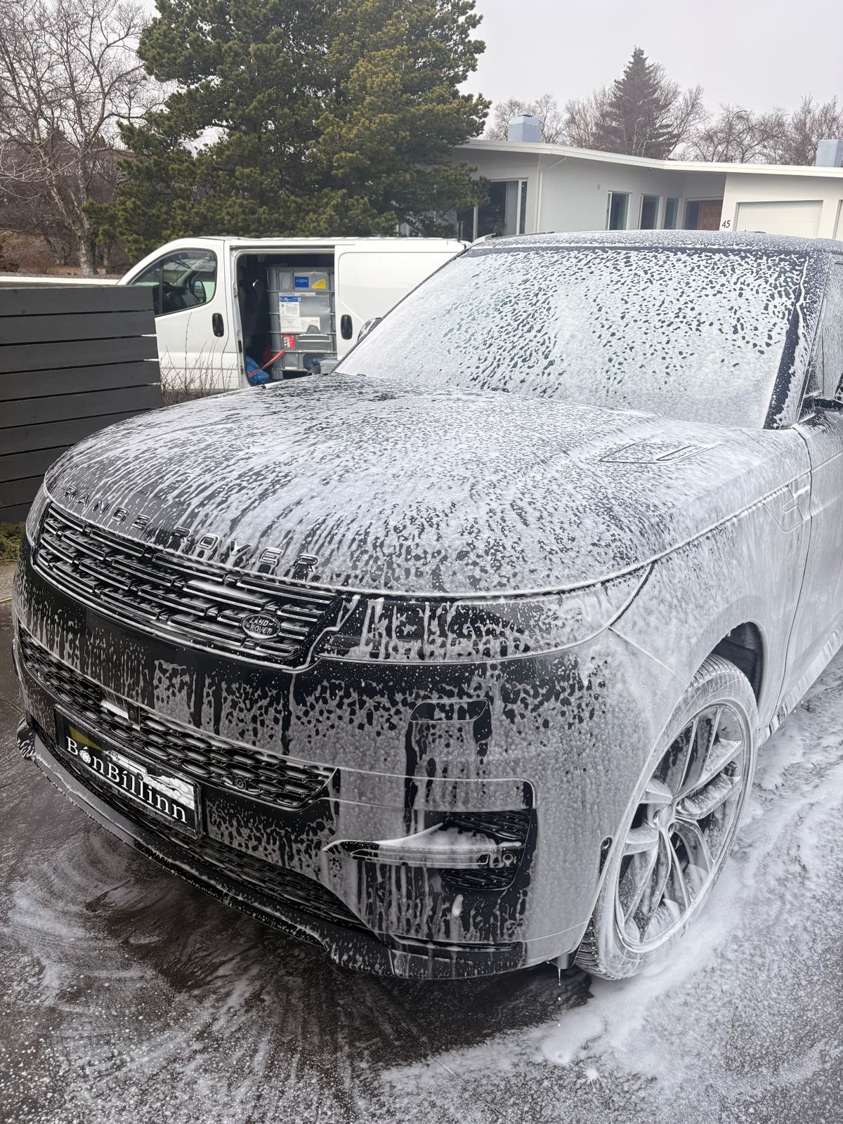 Range Rover þakinn tjörusápu í bónþvotti hjá BónBíllinn